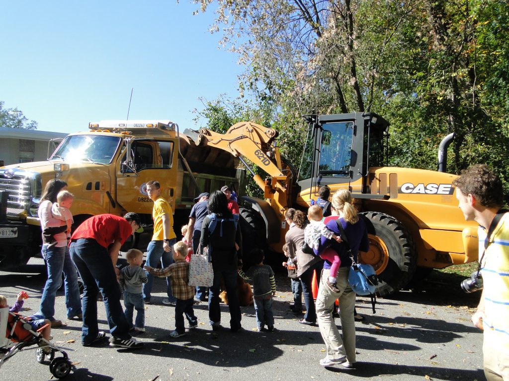 TT-2011-Dump-Truck-and-Digger